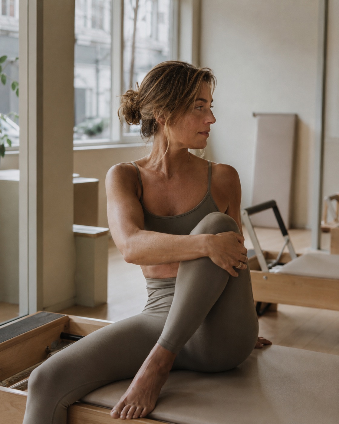 Vrouw in een rustige pilatesstudio